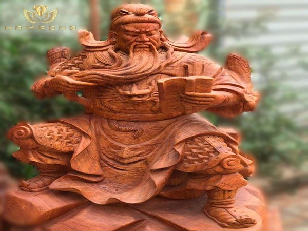 Tượng gỗ Quan Công đọc sách với thần thái uy nghiêm