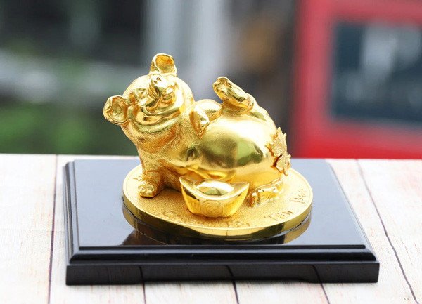 Tượng Heo mạ vàng là linh vật bản mệnh cho người tuổi Hợi