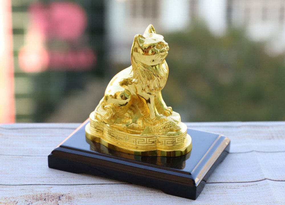 Tượng mèo phong thủy mạ vàng giúp người tuổi Hợi thu hút tài lộc và may mắn trong kinh doanh