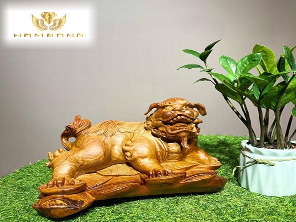 Tượng Nghê Béo làm từ gỗ tự nhiên với dáng vẻ mập mạp, đáng yêu