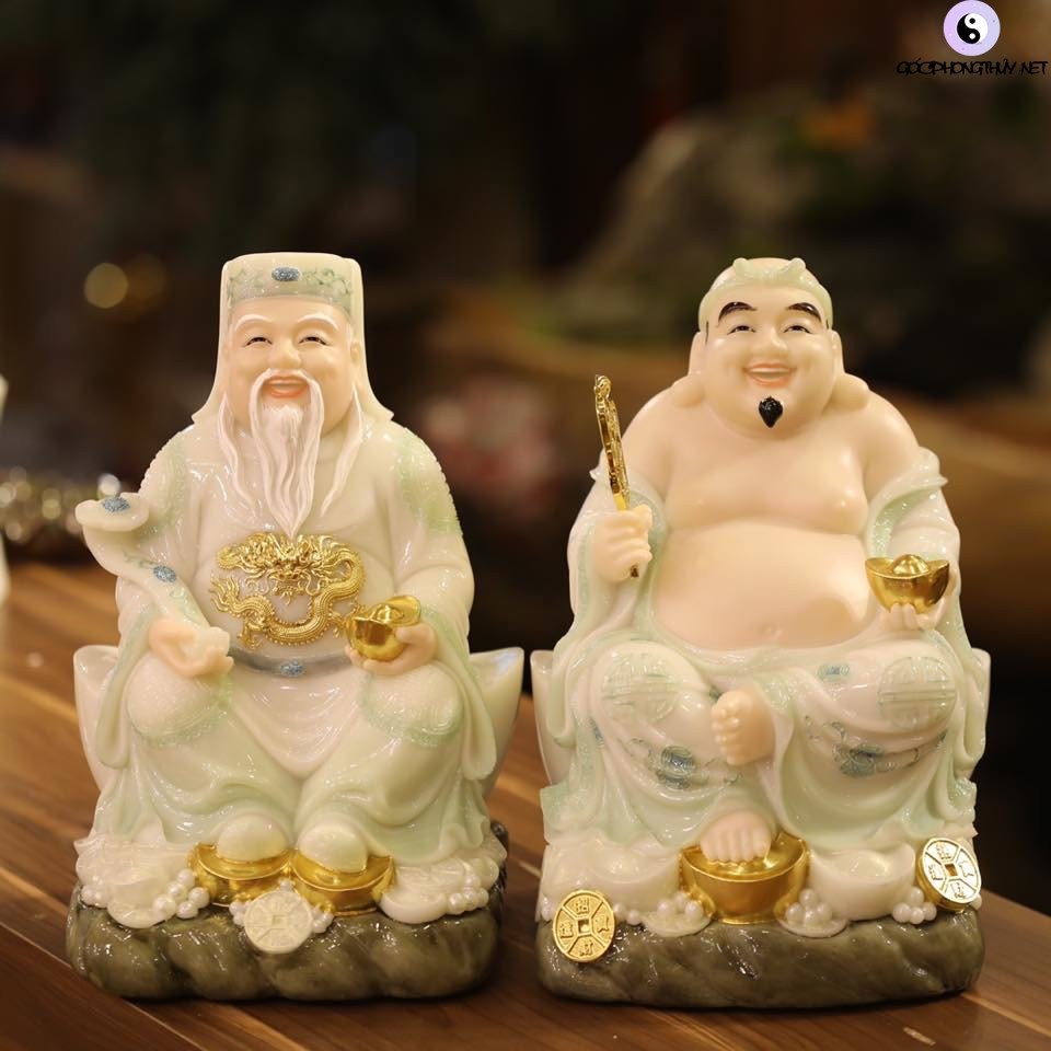 Tượng Ông Thần Tài và Ông Địa được thờ phụng trên bàn thờ để mang lại thịnh vượng.
