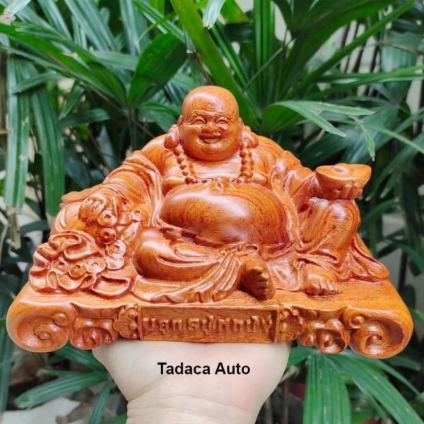 Tượng Phật Di Lặc bằng gỗ nhỏ gọn đặt trên taplo xe ô tô mang lại niềm vui và an nhiên