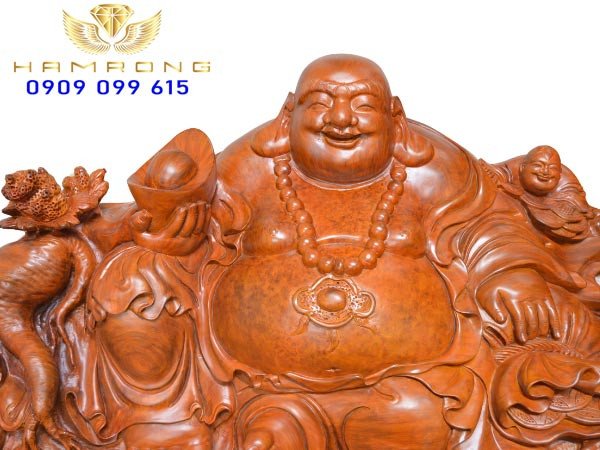 Tượng Phật Di Lặc gỗ được chạm khắc tinh xảo, mang ý nghĩa phong thủy tốt lành