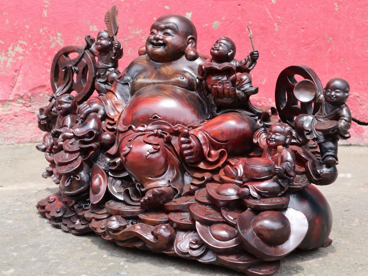 Tượng Phật Di Lặc làm từ gỗ trắc tự nhiên