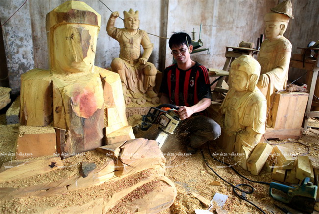 Tượng Phật Di Lặc chế tác từ gỗ mít vàng óng, đường nét điêu khắc tinh xảo, mang ý nghĩa phong thủy tốt lành