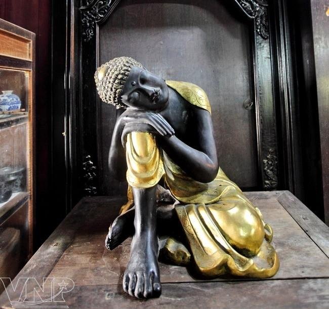 Tượng phật Di Lặc bằng gỗ xà cừ được điêu khắc tinh xảo thể hiện rõ nét vẻ đẹp của loại gỗ này