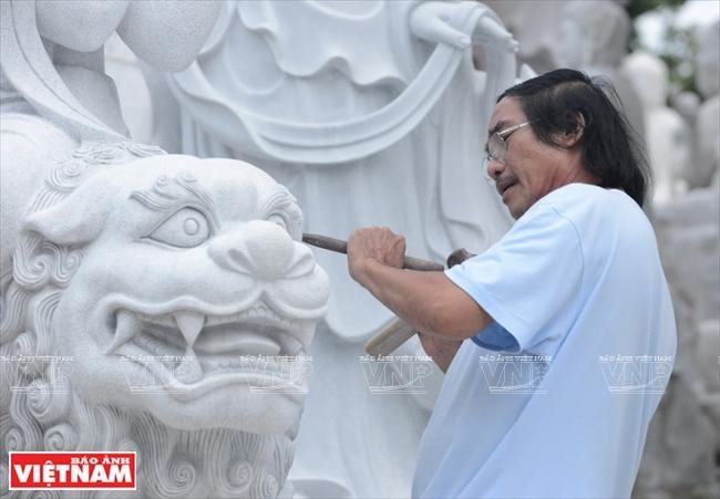 Tượng Phật Di Lặc bằng gỗ xạ hương được điêu khắc tinh xảo thể hiện tay nghề cao của nghệ nhân