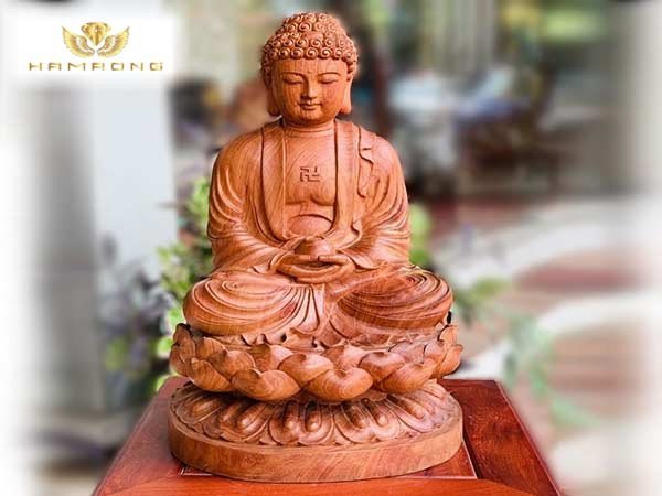 Tượng Phật Tổ Như Lai bằng gỗ đẹp, thể hiện sự từ bi