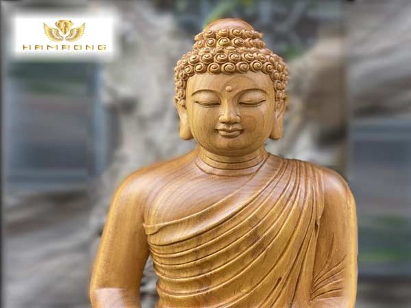 Tượng Phật Tổ Như Lai đặt trên bàn thờ, mang lại bình yên cho gia đình