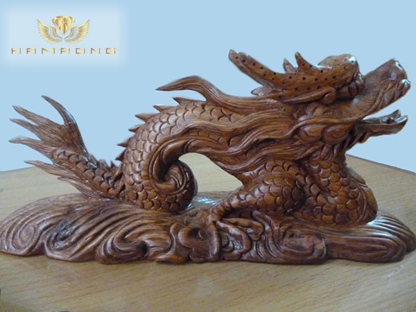 Tượng Rồng đản vân được chế tác tỉ mỉ từ gỗ quý