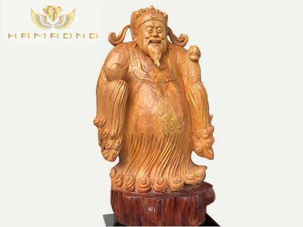 Tượng Thần Tài được đặt trang trọng trên bàn thờ, biểu tượng cho may mắn và tài lộc