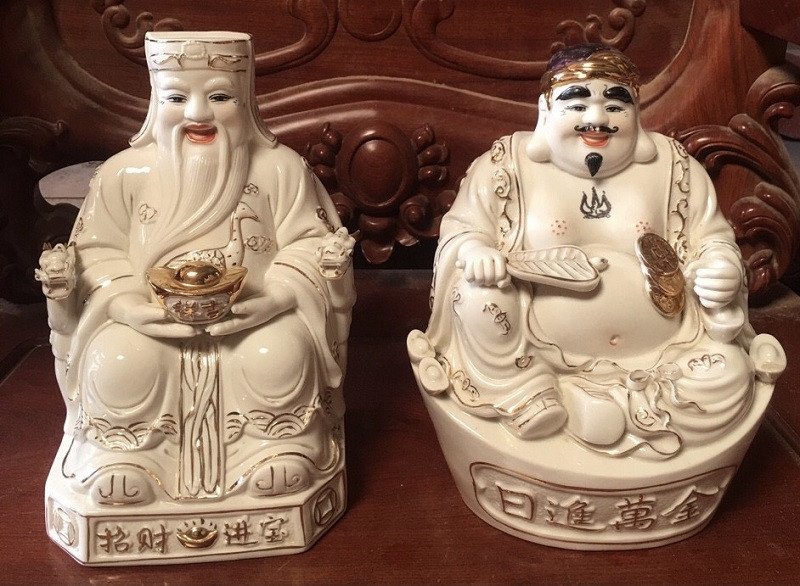 tượng thần tài thổ địa trên bàn thờ