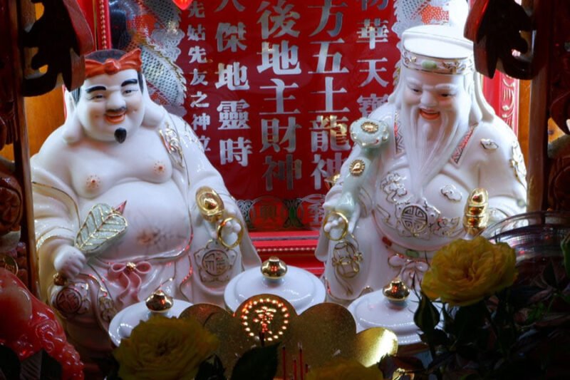 Tượng Thần Tài và Thổ Địa trên bàn thờ trang trọng, chuẩn bị cho lễ cúng vía Thần Tài mùng 10 tháng Giêng.
