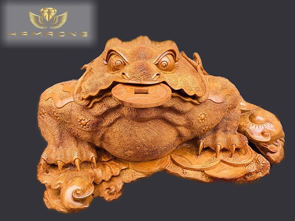 Tượng Thiềm Thừ gỗ ngồi trên đế gỗ