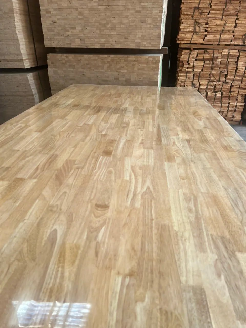 Ứng dụng đa dạng của gỗ veneer trong thiết kế nội thất phòng khách hiện đại sang trọng