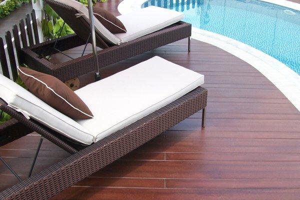 Hình ảnh ứng dụng vật liệu Conwood cho hạng mục ngoài trời như sàn và hàng rào, thể hiện vẻ đẹp giống gỗ tự nhiên.