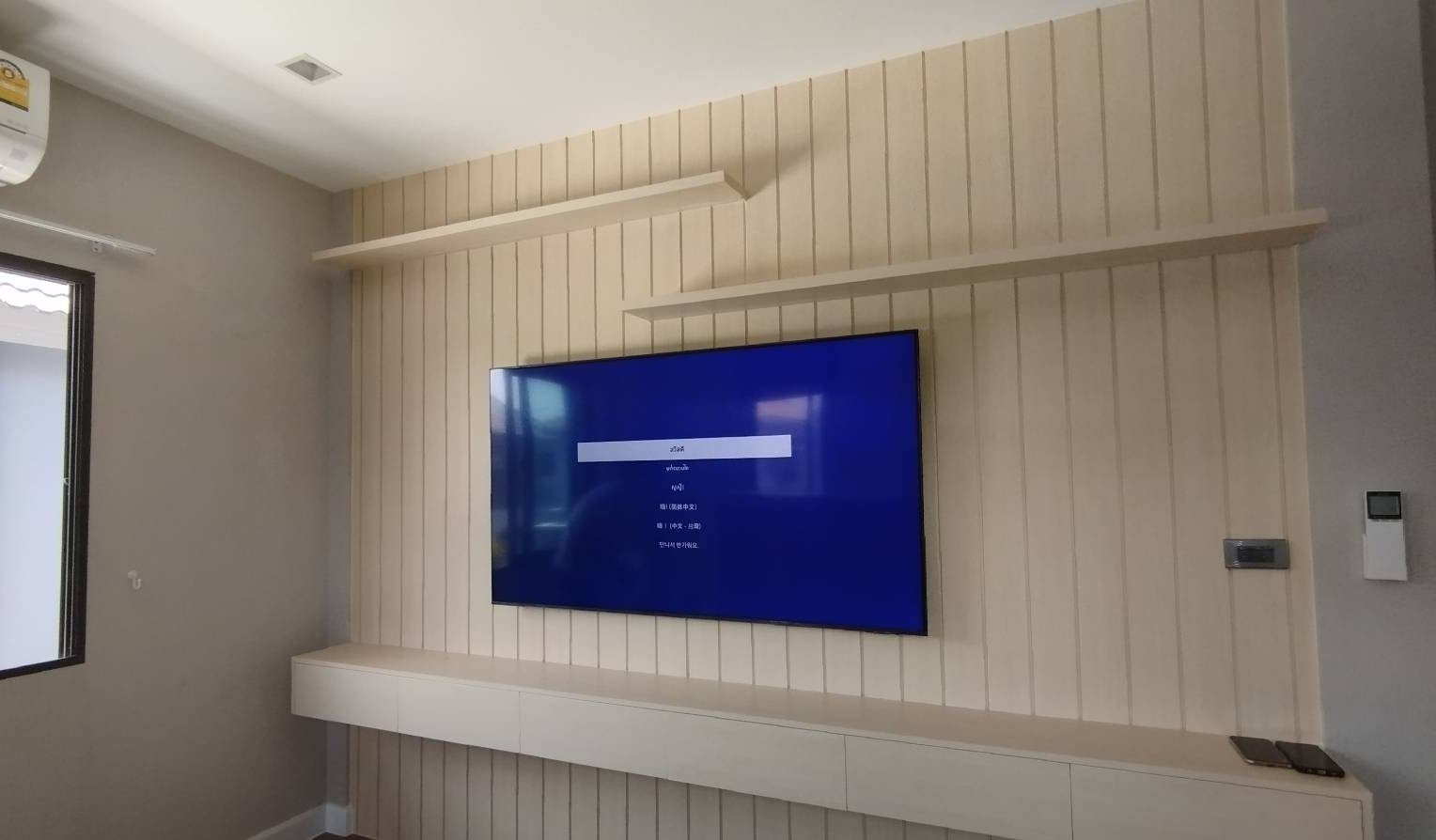 Vách ốp tivi làm từ gỗ Thông mang vẻ đẹp mộc mạc