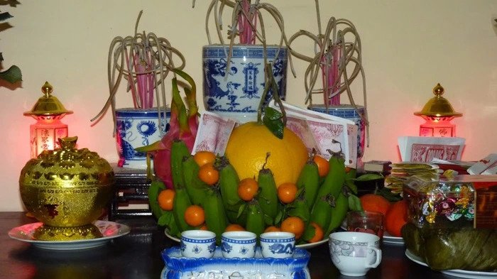 Văn cúng Rằm tháng 12 Âm lịch trên bàn thờ với mâm ngũ quả và hương