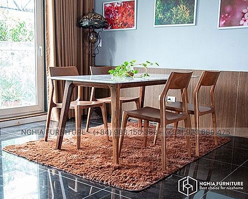 Cận cảnh vân gỗ Ash tự nhiên với những đường nét thẳng và họa tiết độc đáo, thể hiện màu sắc sáng đặc trưng