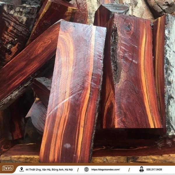 Vân gỗ cẩm thị tự nhiên độc đáo với những đường nét uốn lượn màu đen trên nền vàng nâu đặc trưng