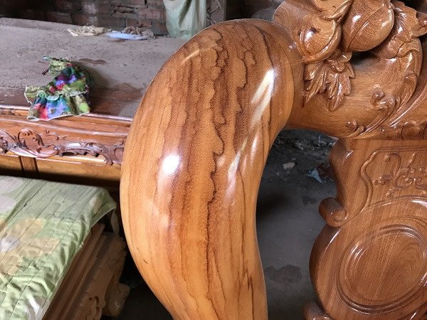 Vân gỗ Gõ Đỏ tự nhiên sắc nét trên bộ bàn ghế tay 16