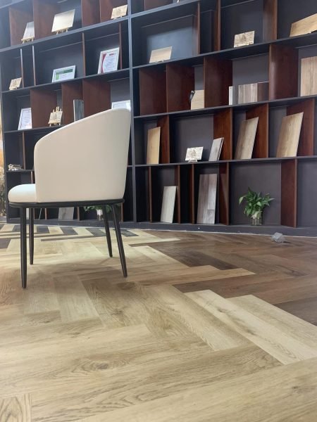 Vân gỗ lệ chi tự nhiên với những đường nét độc đáo và màu sắc ấm áp đặc trưng