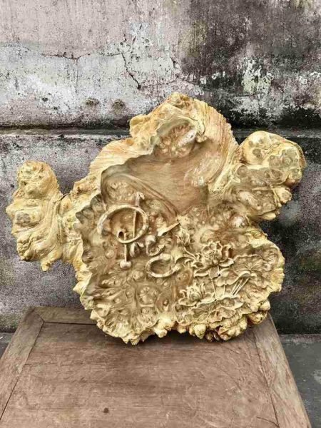 Vân gỗ nghiến xoắn tự nhiên độc đáo và màu nâu sẫm đặc trưng của gỗ quý, một minh chứng gỗ nghiến là gỗ gì