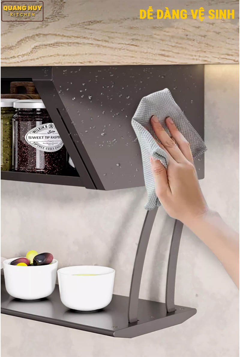 Vệ sinh kệ gia vị tủ bếp trên dễ dàng bằng khăn ẩm sau mỗi lần sử dụng