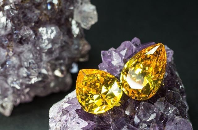 Viên đá Citrine được đánh giá theo màu sắc, độ tinh khiết, trọng lượng và chế tác để xác định giá trị phong thủy