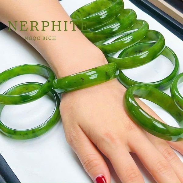 Vòng bản ngọc bích xanh tự nhiên hợp mệnh