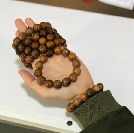 Vòng cổ gỗ Muồng Vân với đường vân gỗ tinh tế, thể hiện vẻ đẹp sang trọng.