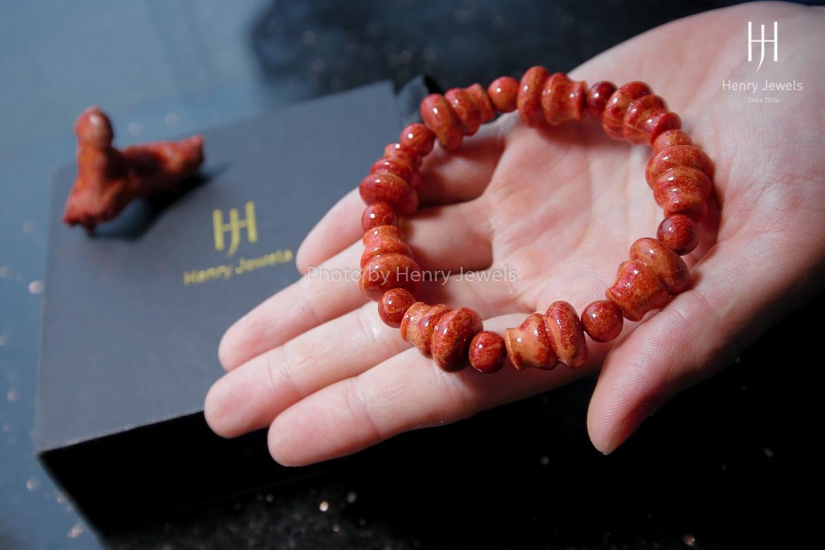 Vòng đá san hô đỏ tương sinh với người mệnh Hỏa và Thổ