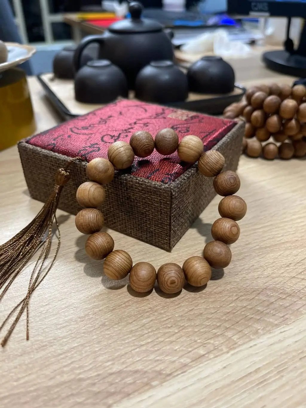 Vòng đeo tay làm từ gỗ ngọc am, lựa chọn phù hợp để tăng cường vượng khí