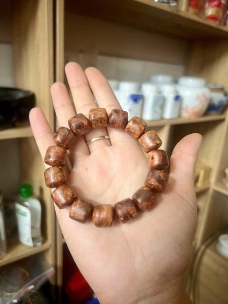 Vòng tay gỗ Huyết Long màu đỏ cam hợp mệnh Thổ thu hút may mắn tài lộc