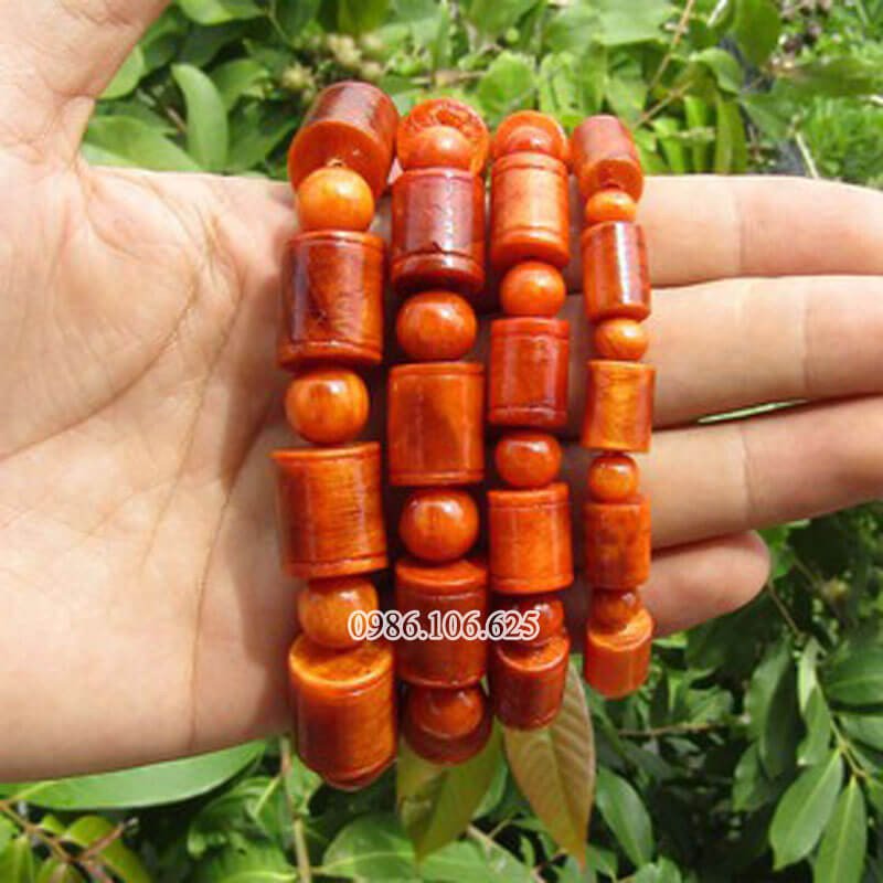 Vòng gỗ huyết long thấu quang kiểu đốt trúc, mang lại may mắn hợp mệnh.
