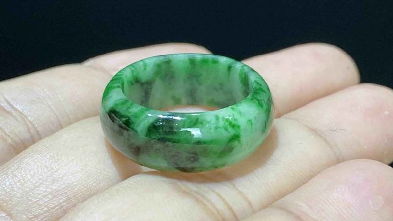 Vòng ngọc cẩm thạch xanh tự nhiên trên nền vải lụa xanh