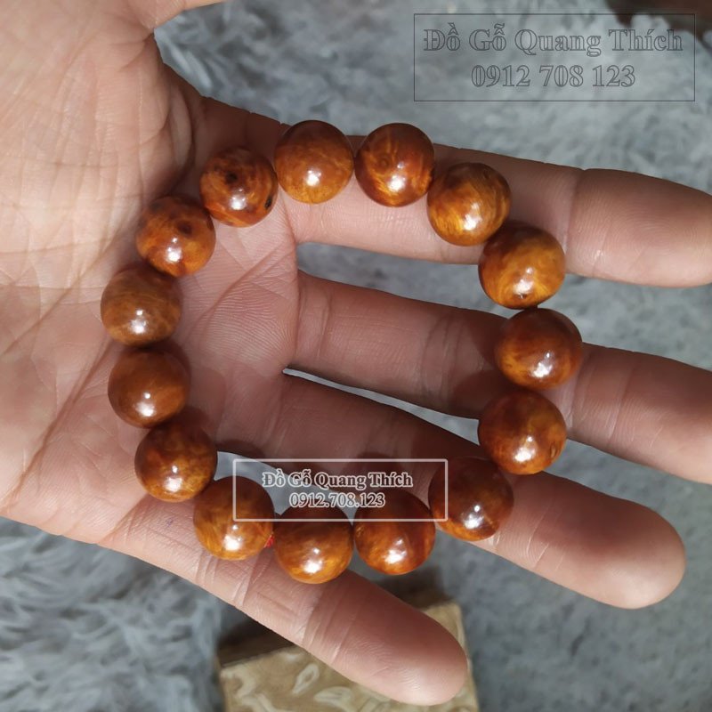 Vòng phong thủy màu đỏ cam mang ý nghĩa may mắn cho mệnh Hỏa