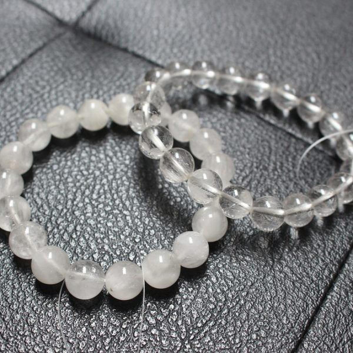 Vòng tay bằng đá phong thủy màu trắng tượng trưng cho mệnh Kim để gặp nhiều may mắn cho người tuổi Tân Hợi và Quý Hợi