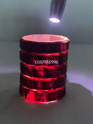 Vòng tay chế tác từ gỗ Hoàng Đàn Tuyết Lạng Sơn loại chìm, minh chứng cho đặc tính quý giá.