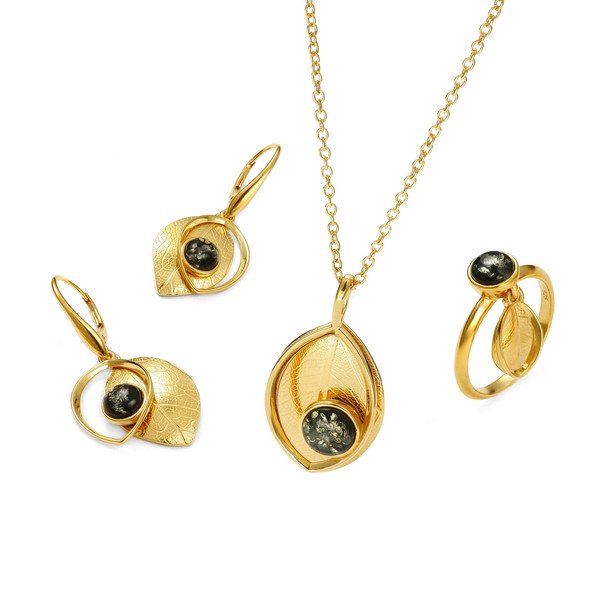 Vòng tay đá hổ phách màu xanh lá cây, phù hợp cho người mệnh Hỏa theo nguyên tắc Mộc sinh Hỏa