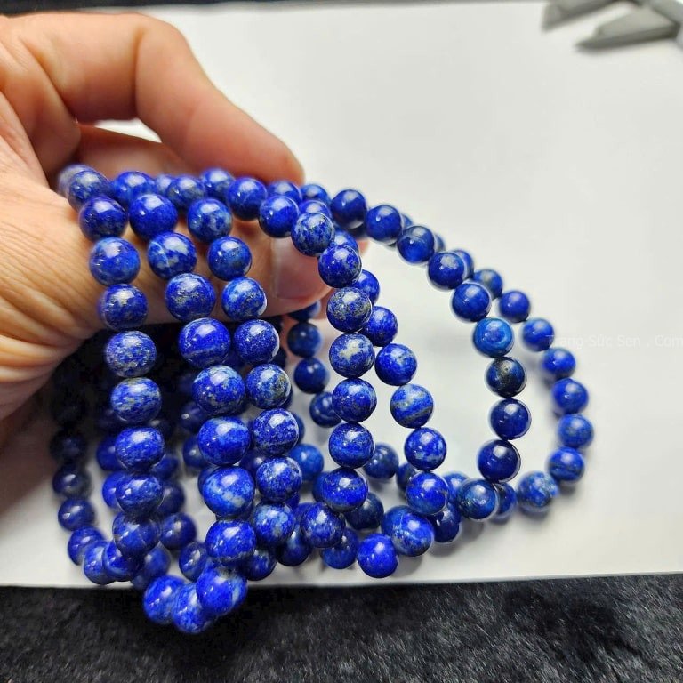 Vòng tay đá Lapis Lazuli đơn giản nhưng sang trọng, phù hợp cho mọi mệnh cách.