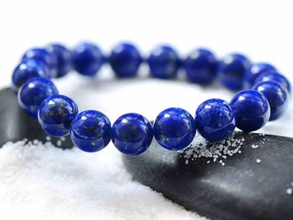 Vòng tay đá Lapis Lazuli xanh đậm, món trang sức phong thủy mang lại may mắn và sự sáng suốt.