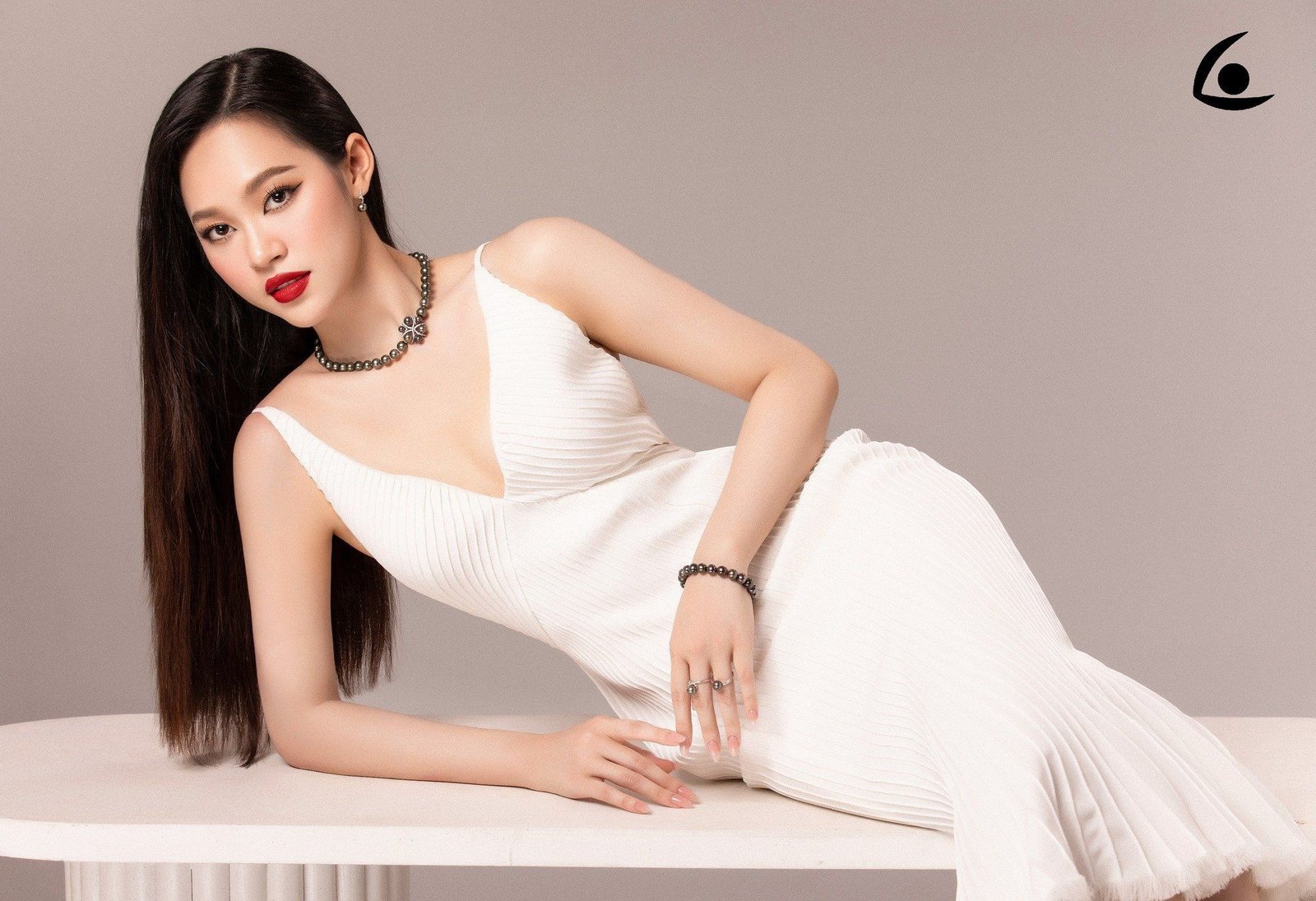 Vòng tay đá phong thủy màu đen hợp với mệnh Mộc