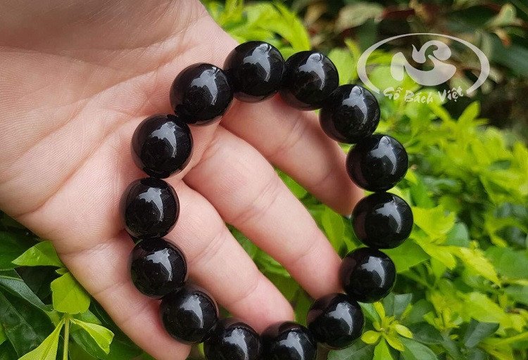 Vòng tay đá phong thủy màu đen tượng trưng cho sự quyền lực, may mắn cho người sinh năm 1950 mệnh Mộc