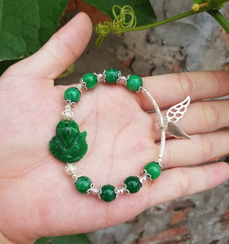 Vòng tay đá phong thủy màu xanh lá cây mix charm bạc, vật phẩm may mắn cho người sinh năm 1950 mệnh Mộc