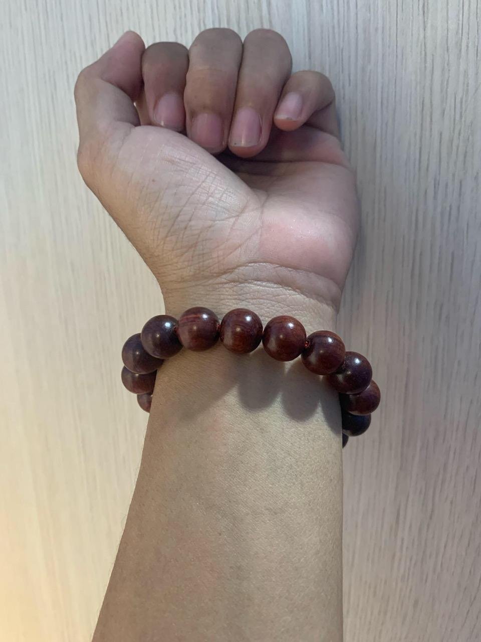 Vòng tay chế tác từ gỗ huyết rồng không chỉ đẹp mà còn mang ý nghĩa phong thủy sâu sắc