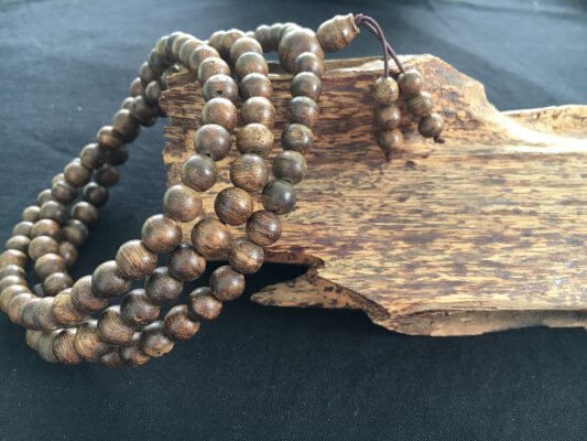 Vòng tay gỗ Trầm Hương màu nâu đất tự nhiên