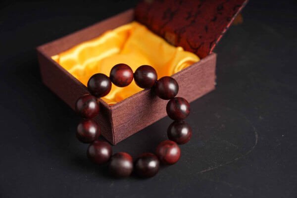 Vòng tay gỗ Tử Đàn Ấn Độ với đốm kim sa trắng