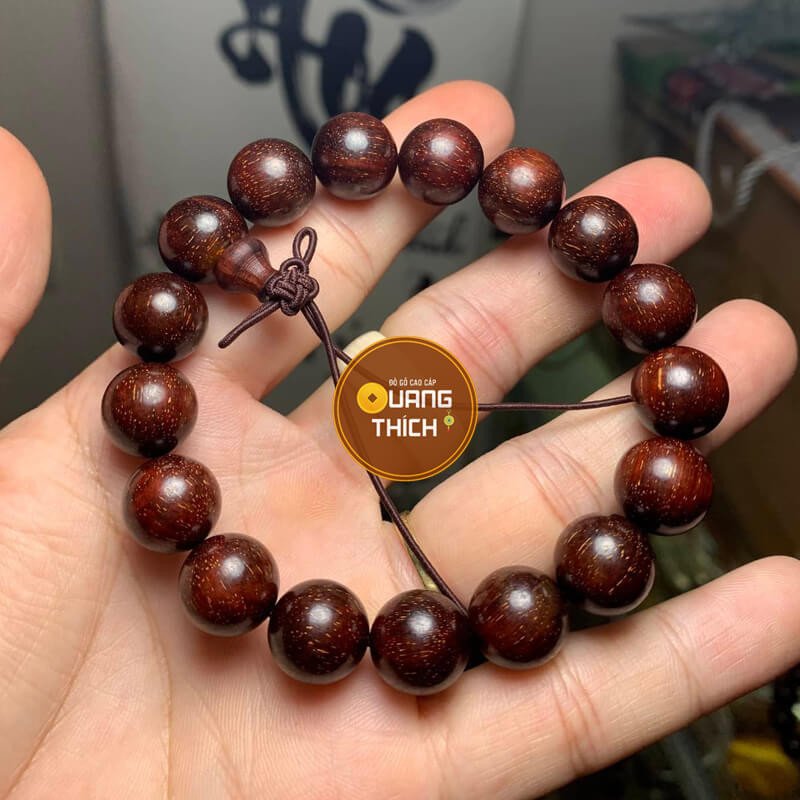 Vòng tay gỗ tử đàn tiểu diệp đỏ sẫm biểu tượng cho sự may mắn