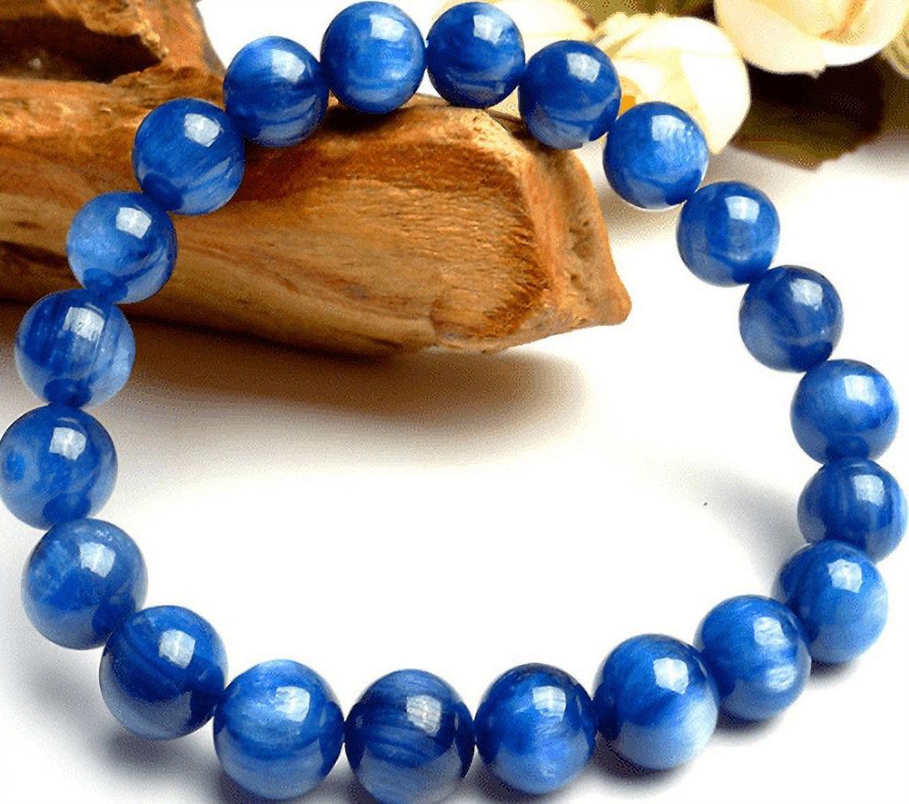 Vòng tay làm từ đá phong thủy tự nhiên màu xanh phù hợp với mệnh Mộc của chủ nhân tuổi Kỷ Hợi và Quý Hợi